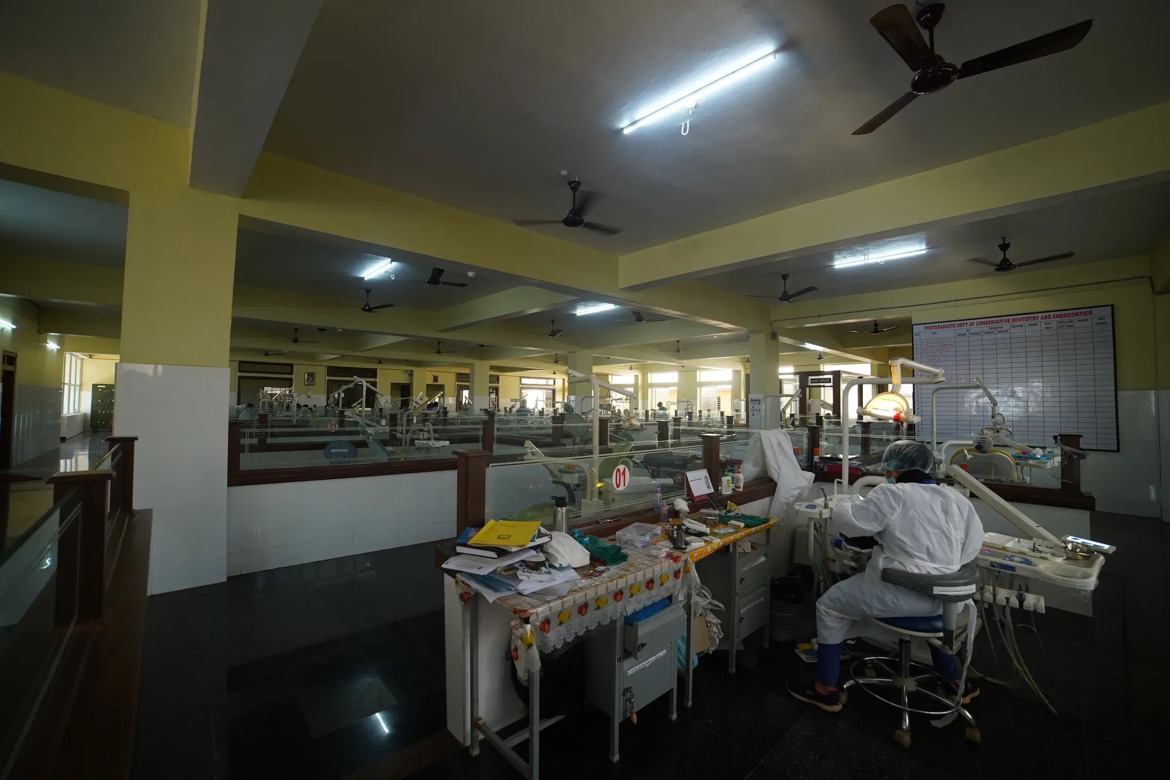 Wide clinical operatory with multiple supervised dental treatment areas